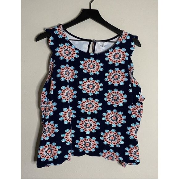 Crown & Ivy Plus Size Scallop Hem Ponte Tank Size 1X - Picture 2 of 8